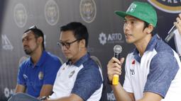 Pemain Siliwangi Bandung, Fadlan, memberikan keterangan pers di Bandung, Kamis (30/11/2017). Siliwangi Bandung mengenalkan skuad baru untuk menyongsong kompetisi IBL musim depan. (Bola.com/M Iqbal Ichsan)