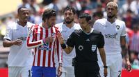 Gelandang Atletico Madrid, Rodrigo de Pail (kedua dari kiri), berbicara kepada wasit saat pertandingan Piala Dunia Antarklub 2025 melawan Botafogo, Selasa (24/6/2025) pagi WIB. (Patrick T. Fallon / AFP)