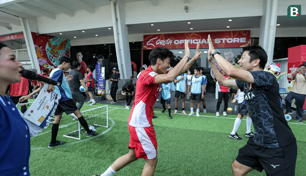 Pemain Timnas Indonesia U-17, Muhammad Mierza melakukan selebrasi setelah mencetak gol dalam acara coaching clinic bersama Nagoya Grampus di Garuda Store, GBK, Senayan Jakarta, Jumat (26/06/2025) pagi WIB. (Bola.com/Bagaskara Lazuardi)