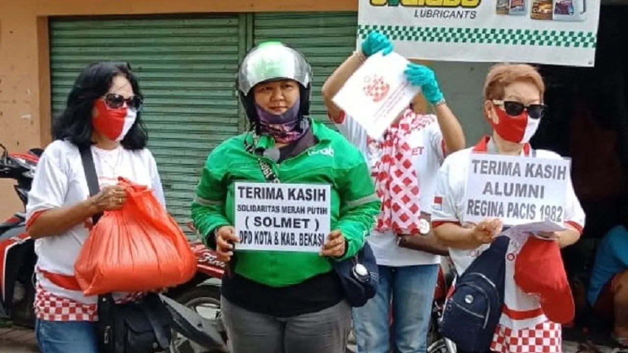 Relawan Solmet membagikan sembako dan masker di Bekasi.
