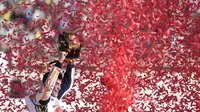 Marc Marquez merayakan keberhasilannya meraih gelar juara MotoGP 2017 usai balapan MotoGP Valencia di Ricardo Tormo Circuit, Cheste, (12/11/2017). Gelar tersebut merupakan yang keempat buat Marquez.  (AFP/Jose Jordan)