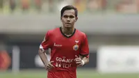 Bek Persija, Rezaldi Hehanusa, saat melawan Persegres pada laga Liga 1 Indonesia di Stadion Patriot, Bekasi, Sabtu (14/10/2017). Persija menang 5-0 atas Persegres. (Bola.com/M Iqbal Ichsan)