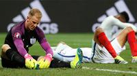Pemain timnas Inggris, Joe Hart terduduk sedih di tengah lapangan setelah Inggris menderita kekalahan 1-2 dari Islandia pada babak 16 besar Euro 2016 yang digelar di Stadion Stade de Nice, Prancis, Selasa (28/6). (REUTERS/Yves Herman)