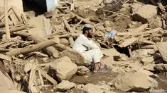 Seorang pria duduk di dekat rumahnya yang rusak setelah banjir besar di provinsi Maidan Wardak di Afghanistan tengah, Minggu, 23 Juli 2023. (AP Photo)