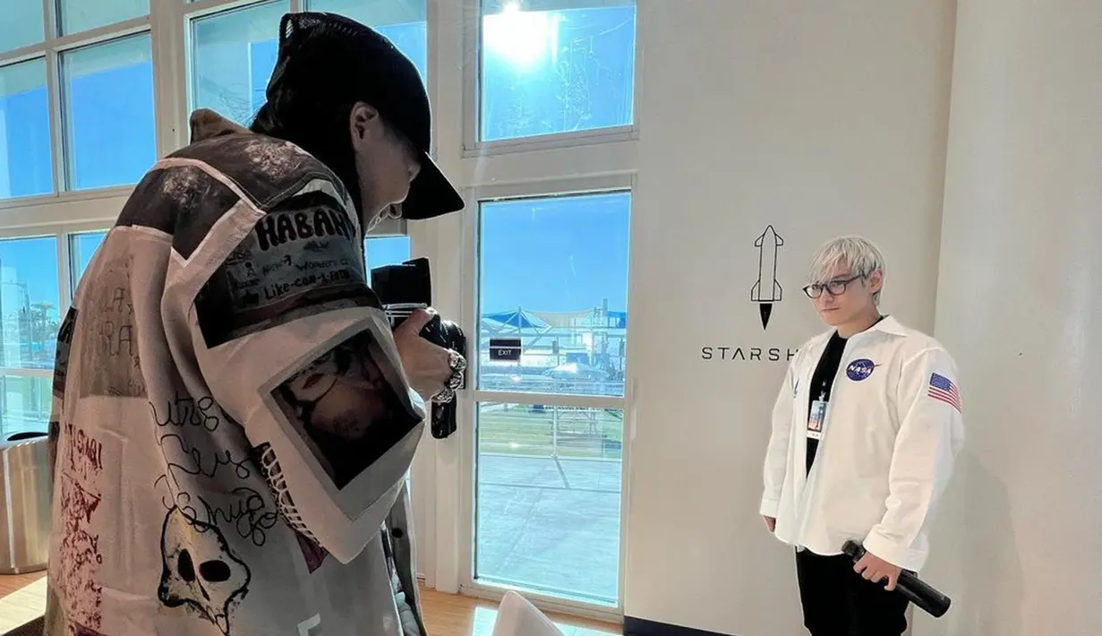 Melalui media sosial, pria dengan nama asli Choi Seung Hyun ini bahkan telah aktif mengunggah berbagai momen pelatihan yang dijalani. Bahkan, ia juga turut memamerkan sebuah seragam dengan logo NASA di akun Instagram.(Liputan6.com/IG/@choi_seung_hyun_tttop)