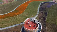 Foto dari udara yang diabadikan pada 1 Oktober 2020 ini menunjukkan para pengunjung di sebuah taman kreatif di Hefei, ibu kota Provinsi Anhui, China timur. Berbagai kegiatan dilakukan warga China untuk merayakan liburan Hari Nasional tahun ini. (Xinhua/Zhang Duan)
