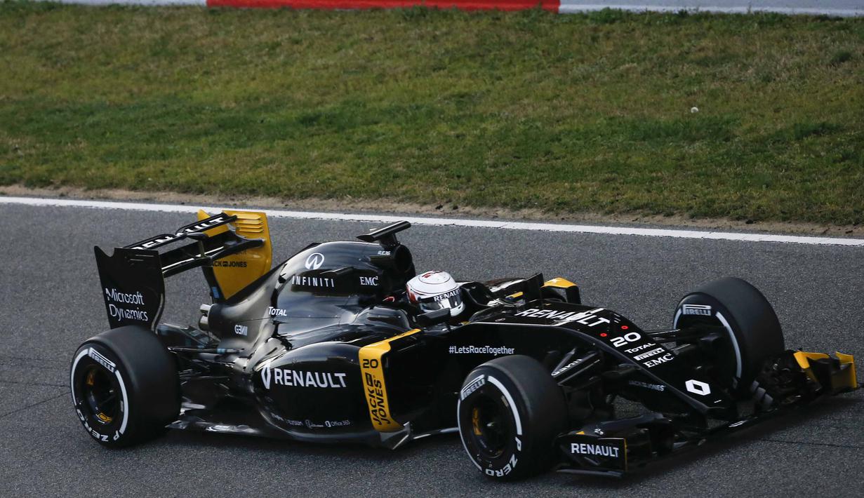 Pebalap Renault, Kevin Magnussen, mencatatkan waktu tercepatnya 1 menit 25,263 detik pada sesi pertama hari ke-4 tes pramusim di Sirkuit Catalunya, Barcelona, Spanyol, Kamis (25/2/2016). (Reuters/Sergio Pere)