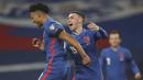 Striker Inggris, Ollie Watkins (kiri) melakukan selebrasi usai mencetak gol kelima Inggris ke gawang San Marino dalam laga Kualifikasi Piala Dunia 2022 Zona Eropa Grup I di Wembley Stadium, London, Kamis (25/3/2021). Inggris menang 5-0 atas San Marino. (AP/Carl Recine/Pool)