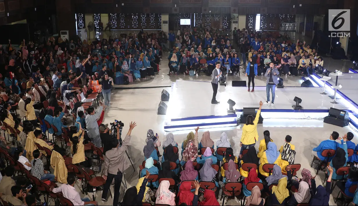 Suasana saat creativepreneur sekaligus aktor Dude Harlino (kanan) berbicara dalam Emtek Goes To Campus 2018 di Universitas Gadjah Mada, Yogyakarta, Rabu (17/10). Dude bercerita perjalanan hidupnya sebelum menjadi aktor. (Liputan6.com/Herman Zakharia)