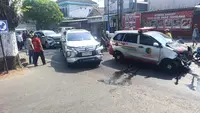 Ambulans Bawa Jenazah Korban KM Virgo Tabrakan Beruntun di Jombang