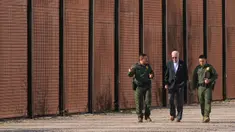 Presiden Amerika Serikat Joe Biden berjalan dengan agen Patroli Perbatasan AS di sepanjang perbatasan AS-Meksiko di El Paso Texas, AS, 8 Januari 2023. Kunjungan ini untuk melihat langsung keamanan perbatasan dengan perlintasan imigran yang terus meningkat. (AP Photo/Andrew Harnik)