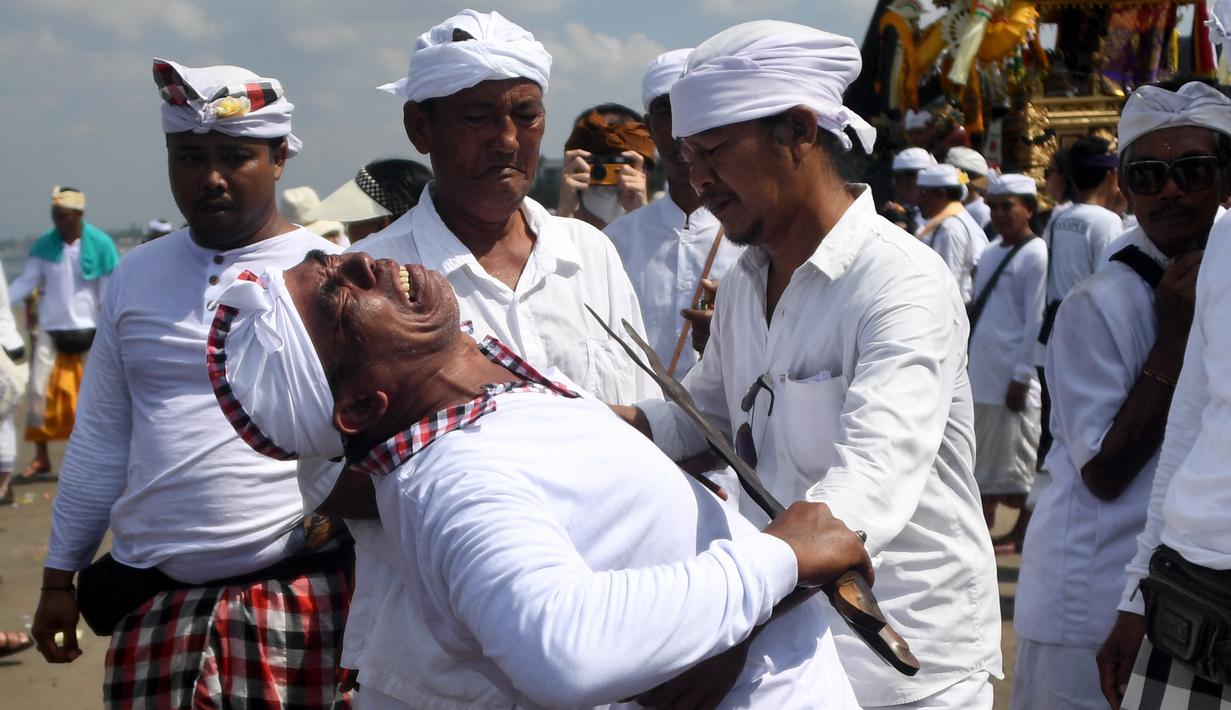 Umat Hindu di pulau Bali tidak diperbolehkan untuk bekerja, bepergian atau mengambil bagian dalam kesenangan apa pun saat Hari Nyepi. (AFP/SONNY TUMBELAKA)
