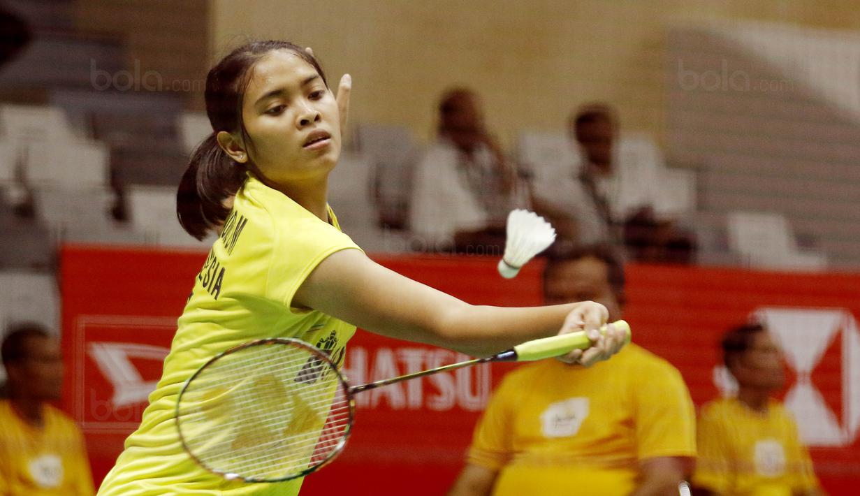 Pebulutangkis Indonesia, Gregoria Mariska, saat melawan pebulutangkis Denmark, Sofie Holmboe Dahl, pada laga Indonesia Masters 2018 di Istora Senayan, Selasa (23/1/2018). Gregoria menang 21-12 dan 21-13 atas Sofie Holmboe. (Bola.com/M Iqbal Ichsan)