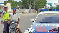 Satlantas Polres Gorontalo Utara menggelar razia lalu-lintas pada Kamis (30/1/2020). (Liputan6.com/ Arfandi Ibrahim)