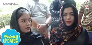 Ibunda dari Ashanty, Ratu Farida Hanum menghembuskan nafas terakhirnya pada Minggu (6/11/2016). Sebagai sahabat, Tika Ramlan dan Vicky Shu hadir di rumah duka untuk memberikan dukungan.