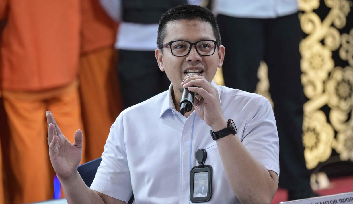 Kesemuanya ditangkap secara bersamaan dan terindikasi melanggar aturan keimigrasian serta terlibat dalam aktivitas sindikat siber. Tampak dalam foto, Kepala Kantor Imigrasi Bekasi, Anggi Wicaksono, memberikan pernyataan pers di Kantor Imigrasi Jakarta pada Selasa 18 November 2025. (BAY ISMOYO/AFP)