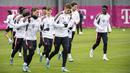 Para pemain Bayern Munchen melakukan pemanasan selama sesi latihan di Munich, Jerman, Selasa (5/4/2022). Bayern Munchen akan bertanding melawan Villarreal pada leg pertama perempat final Liga Champions di Estadio de la Ceramica, Spanyol. (Matthias Balk/dpa via AP)
