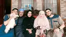 Momen Fadil dan keluarga saat merayakan Hari Raya Idul Fitri di rumahnya. Dalam setiap video youtubenya, Fadil tak pernah absen memperlihatkan aktivitas keluarganya di rumah. (Instagram/@fadiljaidi)
