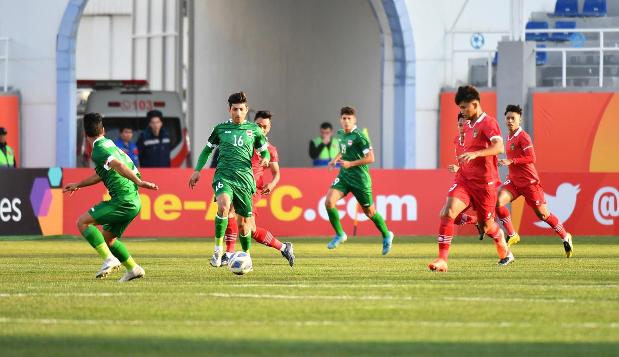 <p>Pemain Timnas Indonesia U-20, Hokky Caraka melepaskan tendangan ke gawang Irak U-20 pada laga matchday pertama Grup A Piala Asia U-20 2023 di Lokomotiv Stadium, Tashkent, Uzbekistan, Rabu (1/3/2023). (the-afc.com)</p>