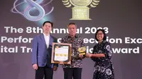 Direktur Jaringan dan Layanan BRI Andrijanto saat mewakili BRI menerima penghargaan SPEx2® DX Award 2023.