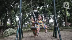 Orangtua mendampingi anaknya bermain di RPTRA Meruya Utara, Jakarta, Selasa (25/1/2022). Berdasarkan survei Studi Status Gizi Indonesia, prevalensi stunting atau gizi buruk di Indonesia saat ini mencapai 24,4 persen. (merdeka.com/Iqbal S. Nugroho)