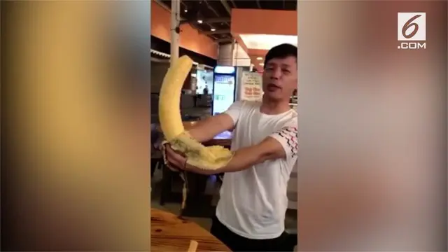 Seorang turis asal China menemukan pisang raksasa saat dalam perjalanan ke Papua Nugini. Pisang tersebut memiliki panjang 30 cm.