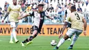 Penyerang Juventus, Paulo Dybala, menggiring bola saat melawan SPAL pada laga Serie A di Stadion Allianz, Sabtu (28/9). Juventus menang 2-0 atas SPAL. (AP/Alessandro Di Marco)