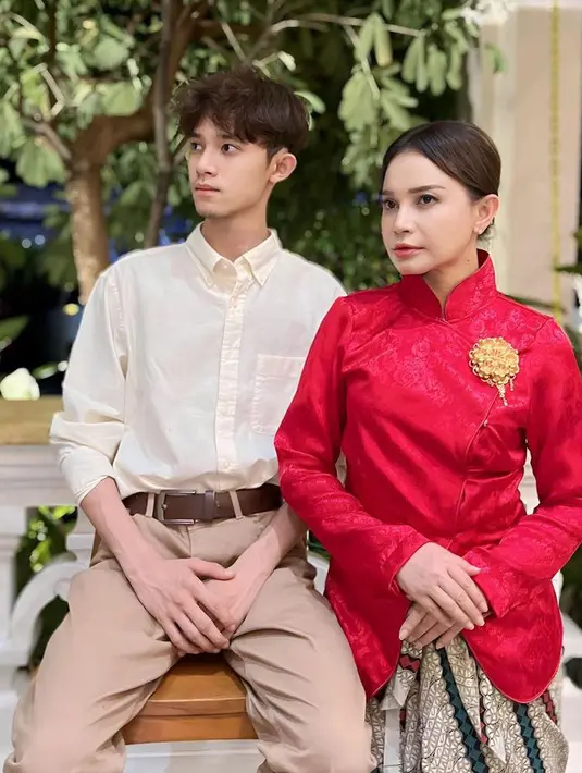 Rossa memilih Solo sebagai destinasi liburan akhir tahun. Ia pun tampil mengenakan kebaya janggan merah dipadukan bros dan kain lilit sebagai bawahan. [@itsrossa910]