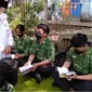 Wali Kota Malang, Sutiaji bersama sejumlah siswa di halaman Pojok Baca Digital (Pocadi) di Taman Bacaan Trunojoyo, Kota Malang. Keberadaan Pocadi diharapkan mendorong literasi di kota ini (Humas Pemkot Malang)