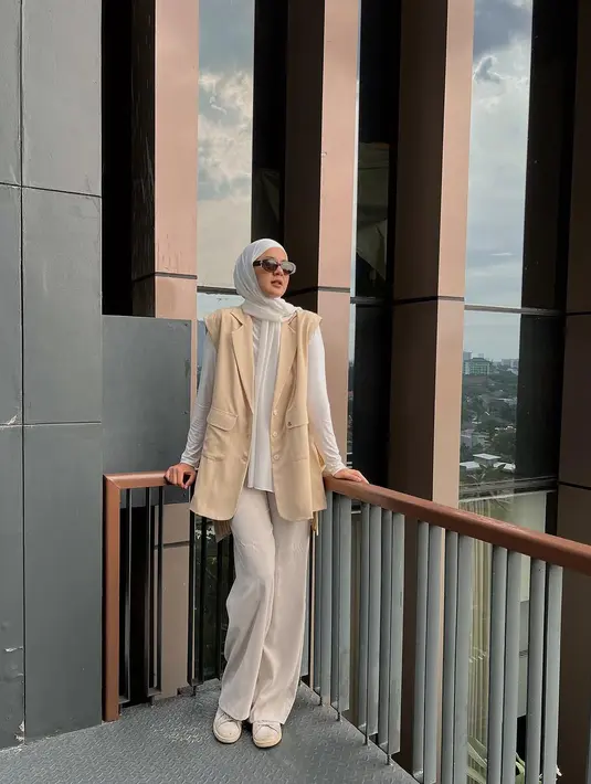 Serupa tapi tak sama, Paula Verhoeven tampil lebih kasual dengan vest blazer dan long sleeve putih. Sentuhan sneakers putih dan kacamata hitam bikin Paula Verhoeven terlihat awet muda [@paula_verhoeven]