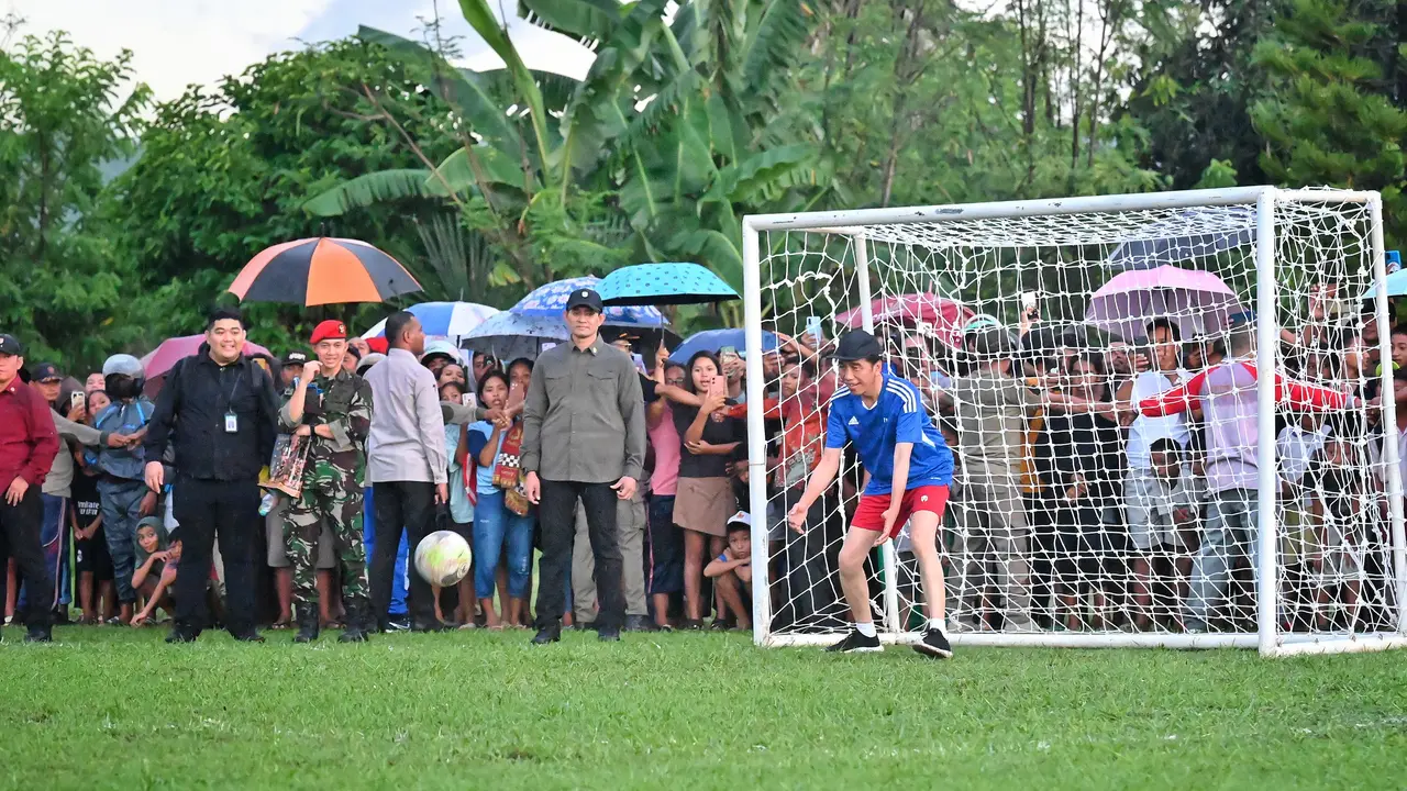 Presiden Joko Widodo atau Jokowi bermain sepak bola bersama warga Desa Batu Cermin di Lapangan Bola Wae Kesambi, NTT, Senin (4/12/2023).