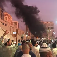 Keadaan di luar Masjid Nabawi, Madinah setelah bom bunuh diri meledak, Senin (4/7). (Yahoo)