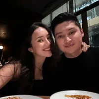 Rizki Aulia Rahmah Natakusumah kekasih Beby rupanya seorang Anggota DPR RI termuda periode 2019-2024 dari fraksi Partai Demokrat. Saat merayakan ulang tahun Beby pun tampil serba hitam. [@bebytsabina]