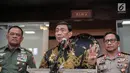 Menko Polhukam Wiranto (tengah) didampingi Panglima TNI Jenderal TNI Gatot Nurmantyo (kiri) dan Kapolri Jenderal Pol Tito Karnavian (kanan) memberi keterangan di Kemenkopolhukam, Jakarta, Jumat (6/10). (Liputan6.com/Faizal Fanani)