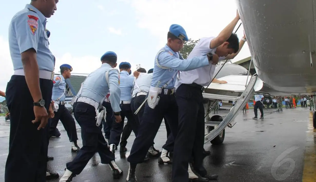Petugas menggeledah kru pesawat latih milik Singapura di Pangkalan Udara (Lanud) Supadio, Pontianak, Kalimantan Barat, Selasa (28/10/2014). (Liputan6.com/Raden AMP)