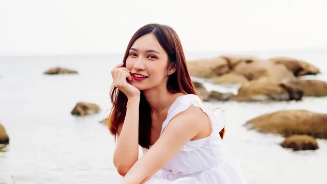 bahagia ceria tersenyum baju putih di pantai