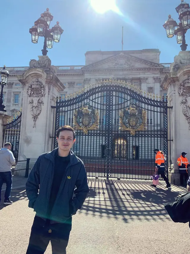 6 Potret Tavan Dutton Kekasih Adik Maudy Ayunda, Reporter yang Kuliah di Oxford