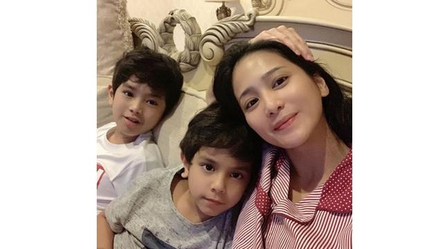 6 Potret Bunga Zainal Tampil Tanpa Makeup, Curi Perhatian