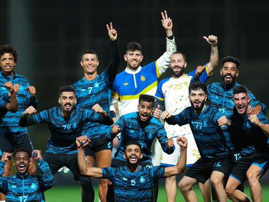 Superstar Portugal, Cristiano Ronaldo melakukan sesi foto bersama setelah merayakan pesta kecil bersama rekan-rekannya di Al Nassr, Senin (6/2/2023). (Twitter/Al Nassr FC)