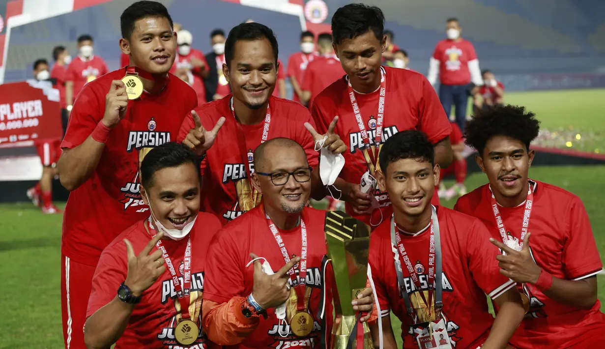 Pelatih Persija Jakarta, Sudirman, berpose bersama para pemainnya usai menjuarai Piala Menpora 2021 di Stadion Manahan, Solo, Minggu (25/4/2021). (Bola.com/M Iqbal Ichsan)