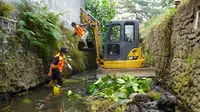 Tim Satgas Drainase membersihkan timbunan sedimentasi di saluran sekunder agar tak menyumbat aliran air dan jadi salah satu penyebab banjir di Kota Malang (Kominfo Kota Malang)