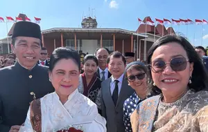 Menteri Keuangan (Menkeu) Sri Mulyani Indrawati turut mengantar kepulangan Mantan Presiden RI Joko Widodo (Jokowi) di Halim Perdana Kusumah, Jakarta (20/10/2024).