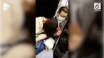Seorang pria memukul kepala wanita yang tertidur pulas saat di bus. Sang pria merasa wanita tersebut rusuh sampai bersandar di bahunya.
