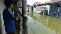 Seorang warga memandangi sebuah jalan yang terendam banjir pascahujan lebat di Bangkok, Thailand (31/8/2020). (Xinhua/Rachen Sageamsak)