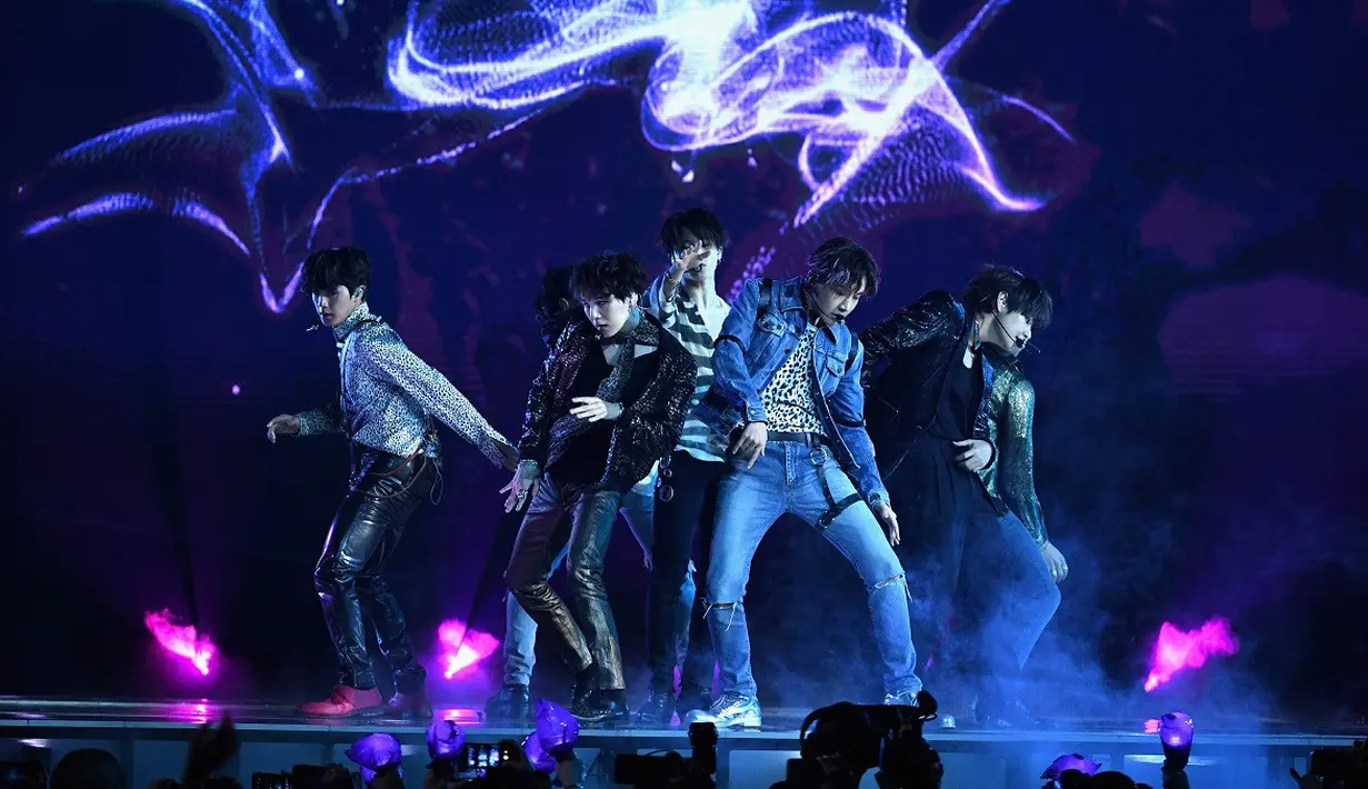 Dan baru-baru ini, mereka menggelar konferensi pers untuk album terbarunya, Love Yourself: Tear. Pada kesempatan itu, mereka membagikan pengalamannya tampil di Billboard Music Awards 2018. (AFP/Ethan Miller/GETTY IMAGES NORTH AMERICA)