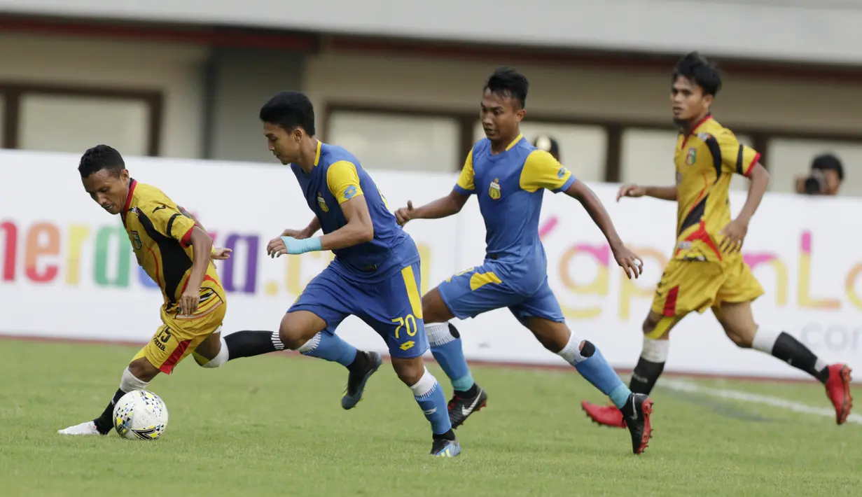 Gelandang Mitra Kukar, Adi Bayauw, menggiring bola saat melawan Bhayangkara FC pada laga Piala Presiden 2019 di Stadion Patriot, Jawa Barat, Senin (11/3). Bhayangkara FC menang 2-1 atas Mitra Kukar. (Bola.com/M Iqbal Ichsan)