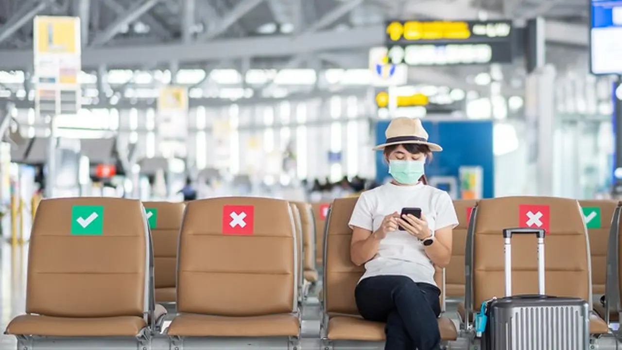 Gambar Ilustrasi Wanita Menjaga Jarak di Bandara