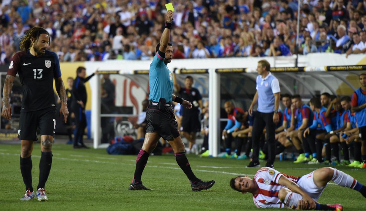 Pemain AS, Jermaine Jones, mendapat kartu kuning setelah melanggar pemain Paraguay, Juan Manuel Iturbe, dalam laga Grup A Copa America Centenario 2016 di Stadion Lincoln Financial Field, Philadelphia, AS, Minggu (12/6/2016) WIB. (AFP/Don Emmert)