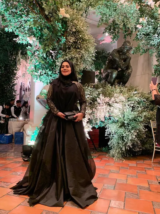 6 Potret Cantik Bunda Sarita, Ibunda Shafa Harris yang Didekati Vicky Prasetyo