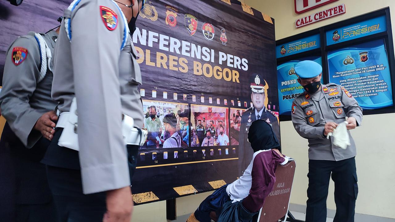 Polisi menangkap pelaku penculikan 10 anak di Jaksel dan Bogor. Pelaku diketahui merupakan residivis kasus penipuan dan terorisme. (Liputan6.com/Achmad Sudarno)